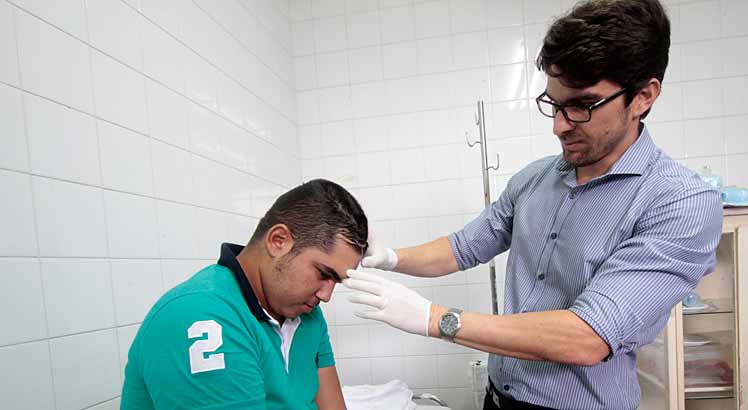 Médico Pablo Maricevich reconstruiu crânio do jovem Mateus, vítima de acidente com moto/ Bobby Fabisak