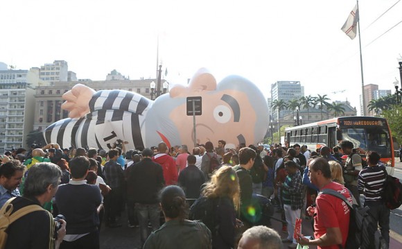 Boneco inflável de Lula é estourado em São Paulo. Foto: Zanone Fraissat/FolhaPress.
