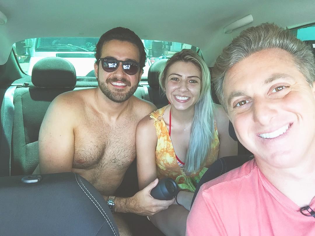 O casal Anderson Amorim mais Tatiana Meirelles com o apresentador Luciano Huck - Foto; reprodução do Instagram @andersonamorim