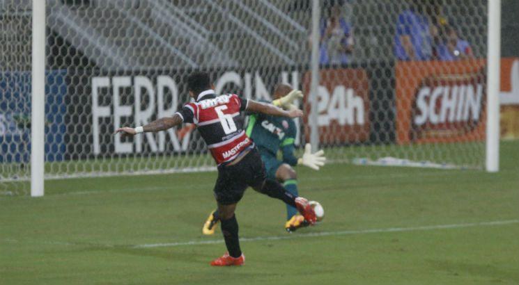 Roberto, inclusive, marcou gol este ano na Arena Pernambuco. Foto: Diego Nigro/JC Imagem