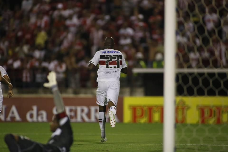 Grafite marcou seu sexto gol na Série B. Foto: Antônio Melcop / site oficial do Santa Cruz