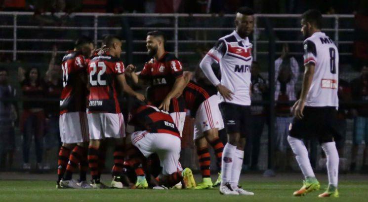 Santa Cruz não conseguiu mostrar força ofensiva diante do Flamengo. Foto: Newton Menezes/Futura Press/Estadão Conteúdo
