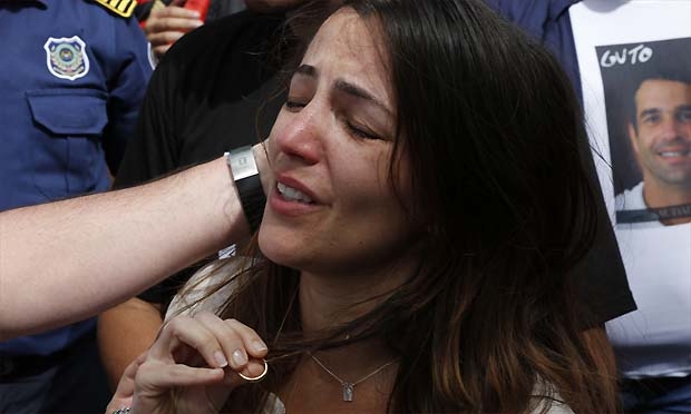 A viúva do jornalista, Cecília Ramos, mostra aliança de casamento encontrada entre os destroços do avião / Foto: Arnaldo Carvalho/ JC Imagem