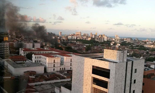 A fumaça causa pelo incêndio chamou atenção de quem passava pelo Centro do Recife / Foto: @wa_s/cortesia