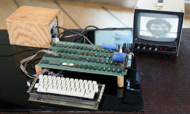 O Apple 1 foi o primeiro computador pessoal pré-montado a ser vendido. / Foto: Bonhams