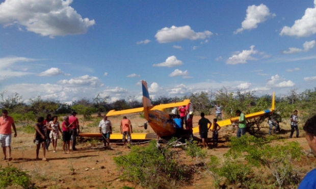 Avião teve a parte frontal danificada e não pode seguir viagem / Foto: Venício Santos