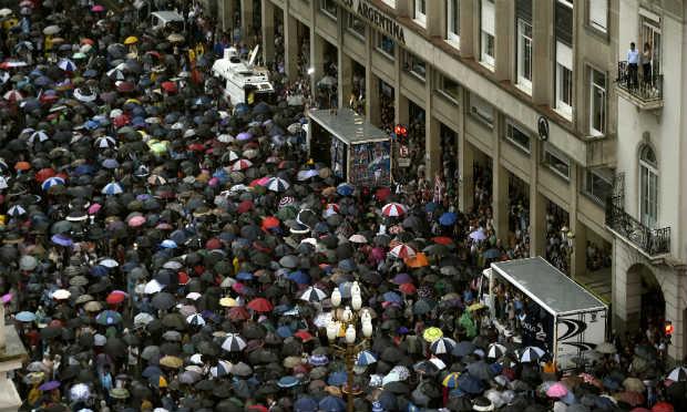 A multidão marcha na chuva, protegida por um "mar" de guarda-chuvas  / Foto: Juan Mabromata/AFP