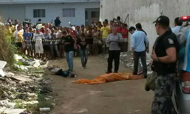 Corpos dos dois menores foram encontrados em terreno baldio / Foto: Nayara Vilanova/TV Jornal.