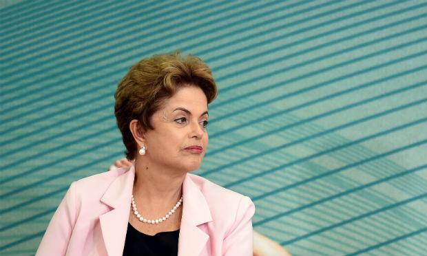 Dilma sofreu pressão de aliados, como o vice-presidente Michel Temer, e empresários / Foto: AFP