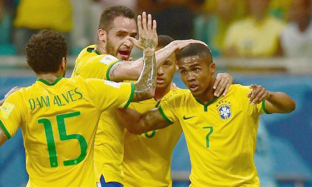 Douglas Costa foi fundamental na vitória brasileira. / Foto: AFP