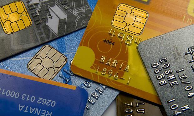 Juros cobrados pelos bancos no cartão de crédito e no cheque especial são resultado da alta da inadimplência das famílias / Foto: Arquivo/Agência Brasil