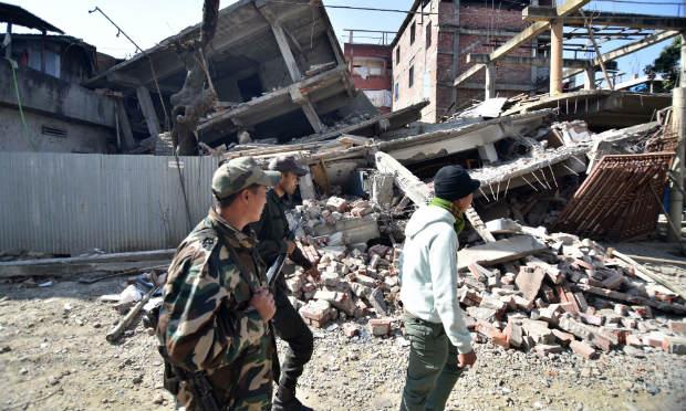Forte tremor causou grandes rachaduras em paredes e uma parte de um edifício de um mercado popular entrou em colapso na capital do estado / Foto: AFP