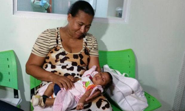 Gleide Moreira solicitou o Benefício de Prestação Continuada para sua filha Esther, de 3 meses, que nasceu com microcefalia. / Foto: Sayonara Moreno/Agência Brasil