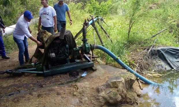 Agricultor utilizava bomba para desviar água da adutora. / Foto: Divulgação/Compesa.