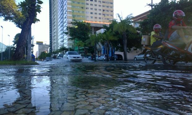 Até o próximo domingo, ruas do Centro do Recife devem ficar alagadas devido à influência da Lua Nova / Foto: Luiz Pessoa/ NE10