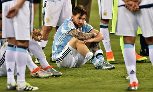 "Já deu, a seleção argentina acabou para mim", afirmou o craque Lionel Messi, muito abatido depois de isolar sua cobrança de pênalti na disputa que selou a derrota para o Chile na final da Copa América do Centenário / Foto: AFP