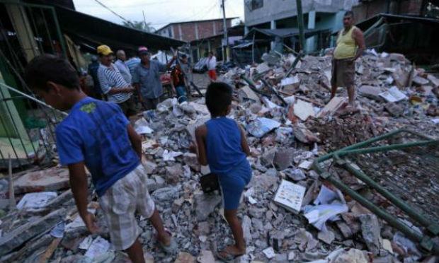Os terremotos de 6,2 e 5,9 graus de magnitude ocorreram logo depois das 21h00 / Foto: JUAN CEVALLOS/AFP