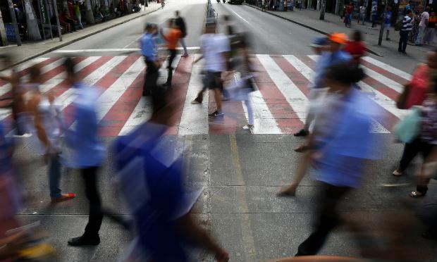 Andar a pé é alternativa para driblar o extenso trânsito do Recife / Foto: Diego Nigro/JC Imagem