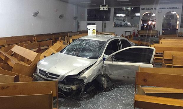 Veículo quebrou porta de vidro e danificou bancos de madeira da igreja / Foto: Agreste Violento