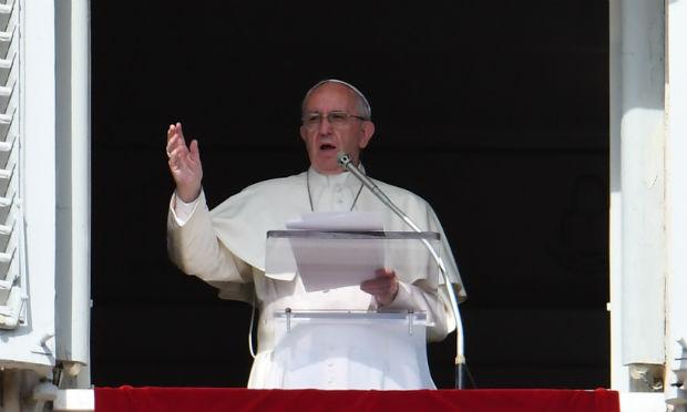 Pontífice discursou diante de dezenas de milhares de fiéis durante a oração do Angelus / Foto: VINCENZO PINTO / AFP