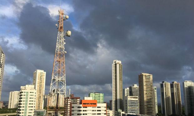 Dia amanheceu nublado e com chuva nesta quinta-feira (17) no Recife / Foto: Gustavo Belarmino/NE10