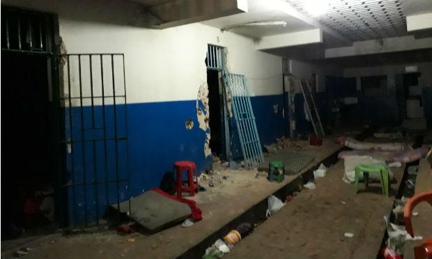 Durante a rebelião os presos atearam fogo em colchões e destruíram celas.  / Foto: reprodução/Whatsapp
