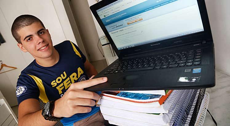 Eduardo quer estudar engenharia de produção na UFPE. Planeja acessar o site do Sisu todos os dias, até sexta-feira. Foto: Diego Nigro / JC Imagem