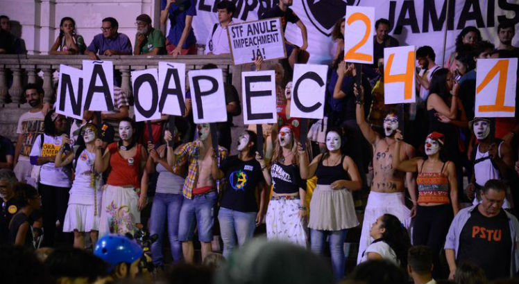 Manifestações contrárias à PEC 241 têm ocorrido em todo o País. Foto: Fernando Frazão/ Agência Brasil