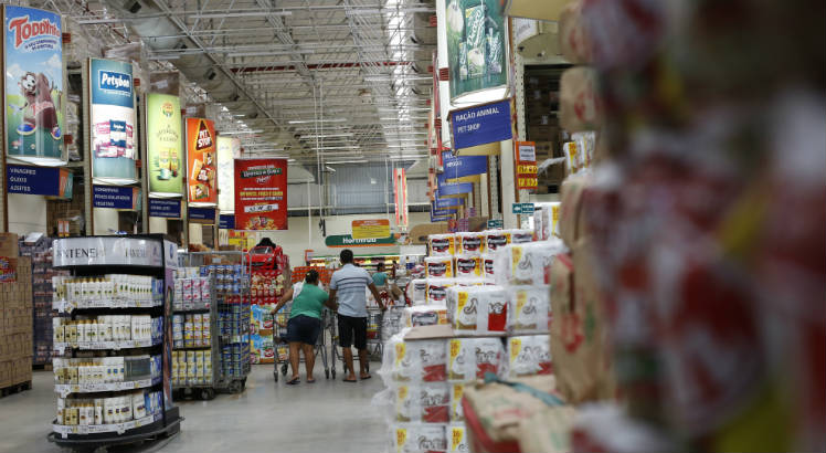 Pesquisar é essencial para economizar. Preços variam entre supermercados. Foto: Diego Nigro/JC Imagem