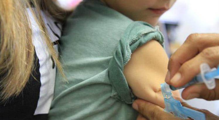 Vacina tríplice viral, que protege contra sarampo, rubéola e caxumba, está disponível na rede pública de saúde (Foto: Ashlley Melo/Acervo JC Imagem)
