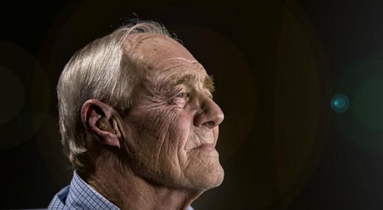 O envelhecimento é um fator de risco para o desenvolvimento da doença de Alzheimer, já que os idosos compreendem a faixa etária mais acometida por esse tipo de demência (Foto ilustrativa: Pixabay)
