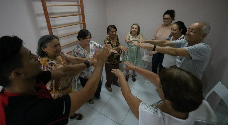 Professor de dança Sylvio Mangueira comanda aulas de dança do Centro de Atividades para Idosos da Clínica Busca Vida (Foto: Bobby Fabisak/JC Imagem)
