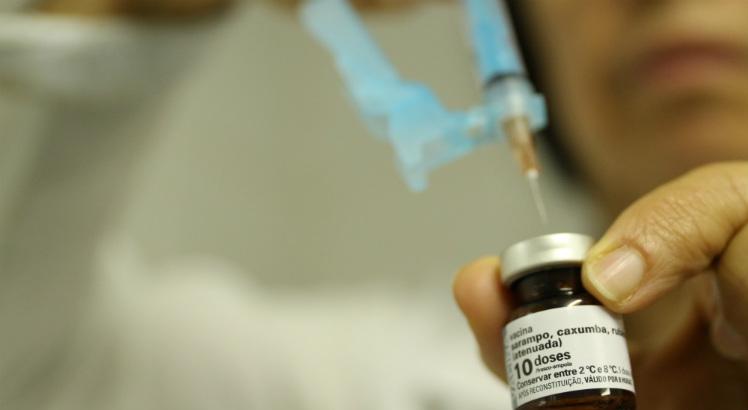 Baixa cobertura da vacina tríplice viral, em vários municípios brasileiros, facilitou a reintrodução do sarampo no País (Foto: Bobby Fabisak/JC Imagem)