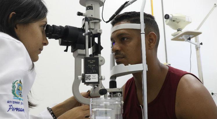 Luan Aguiar foi à UPA do Ibura para tratar uma inflamação decorrente de corpo estranho no olho (Foto: Bobby Fabisak)