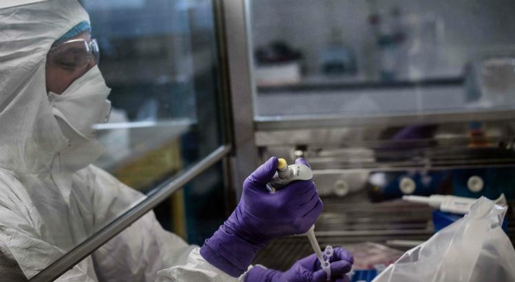 Cientistas buscam um tratamento eficaz contra o novo coronavírus, que já causou mais de 560 mortes (Foto: Jeff Pachoud/AFP)