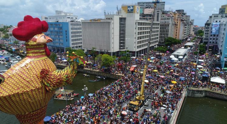 De olho no aumento do número de turistas na capital pernambucana por causa do Carnaval, a Secretaria de Saúde do Recife também orientará o trade turístico (Foto: Arnaldo Carvalho/JC Imagem)