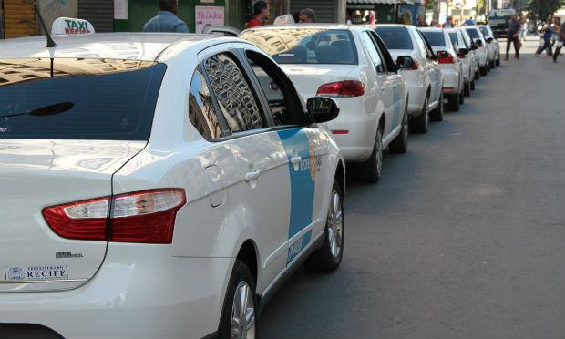 Legislação de 1999 diz que táxis de outros municípios quando as viagens forem originadas em seus municípios, com destino ao Recife. Foto: JC Imagem.