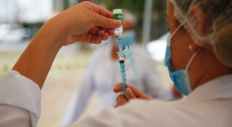Janssen: Paulo Câmara anuncia distribuição da vacina de dose única para Recife e cidades com piora da covid no interior