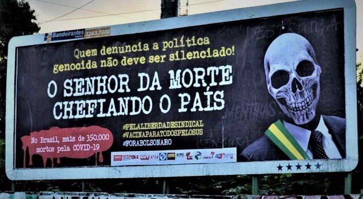 Justiça de Brasília arquiva inquérito da PF contra professora da UFRPE por outdoor com Bolsonaro 'Senhor da morte'