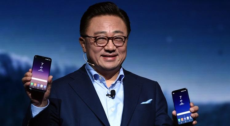 DJ Koh, presidente da divisão móvel da Samsung. AFP PHOTO / TIMOTHY A. CLARY