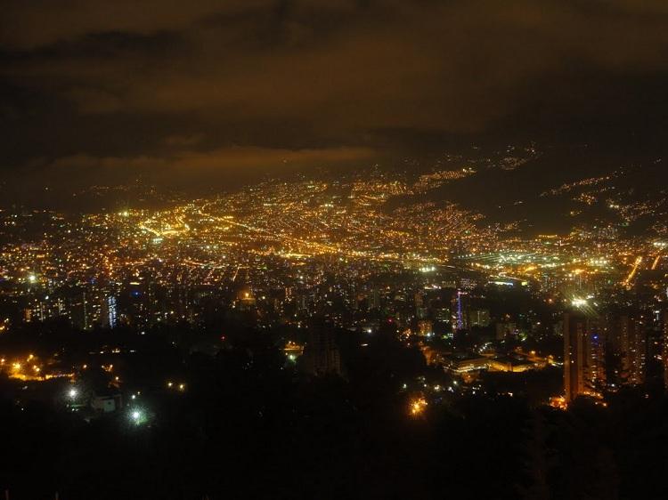 Vista da Medellín noturna