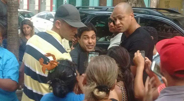 Cantor foi bastante tietado no Bairro do Recife - Foto: Fillipe Vilar/Divulgação
