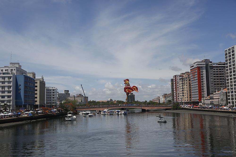 Galo da Madrugada reina absoluto na Ponte Duarte Coelho. Foto: Guga Matos/JC Imagem