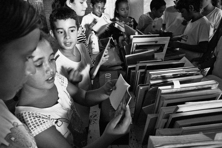 Aproximação dos alunos com os livros - Foto: Bernardo Teshima/Divulgação