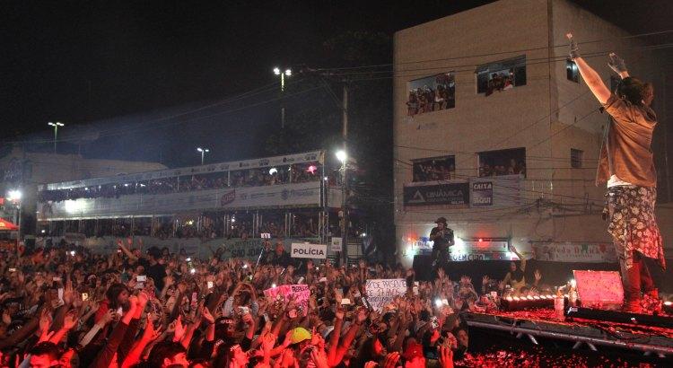 Luan Santana se apresentou em 2017 para uma multidão, em Arcoverde (Imagem: Hélia Scheppa)