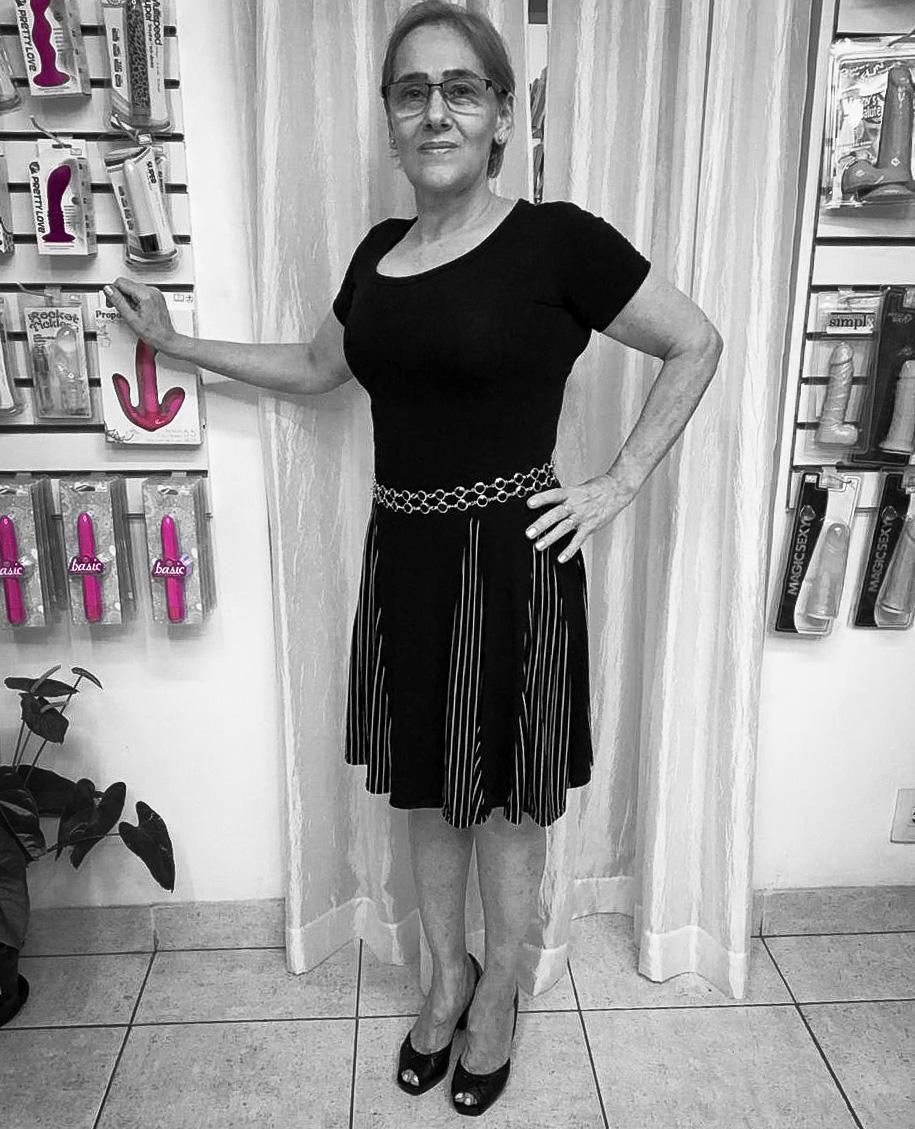 Vânia Molinari tem 60 anos e é dona do sex shop "Love Sex Store" (Imagem: Cortesia)