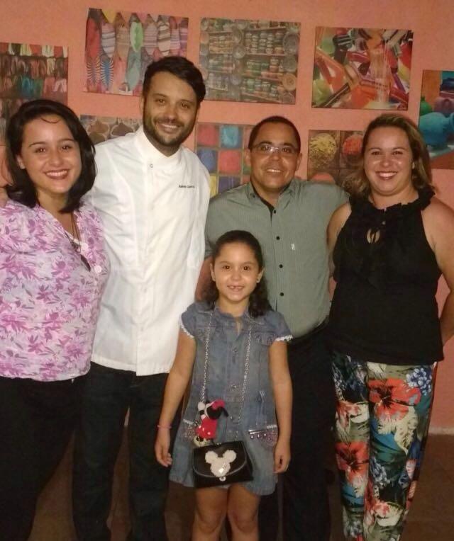 Seu Willington, sua eposa e as duas filhas ao lado do Chef Alcindo Queiroz. Foto: Reprodução