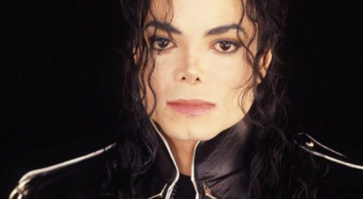 Michael Jackson é absolvido de acusações de abuso sexual na Justiça