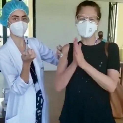Patrícia Pillar vibra ao receber vacina contra a covid-19 e publica a hashtag #ForaBolsonaro
