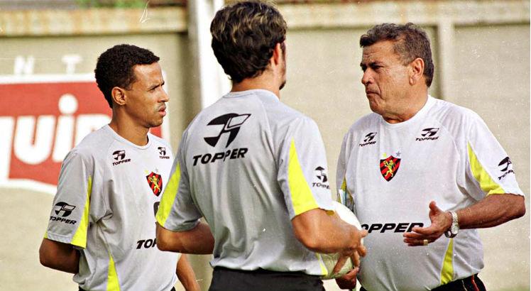 Nereu Pinheiro no comando do Sport. O ex-treinador passou pelo Leão, Santa Cruz, América, entre outros clubes